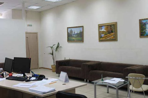 Административное здание банка, площадь 9130 кв. м, кадастровый номер 86:11:0102011:43, а также земельный участок площадь 9135 кв. м, з, кадастровый номер 86:11:0101008:81.